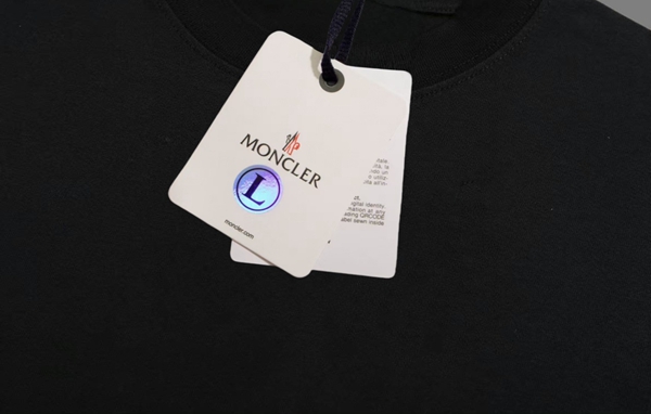 モンクレールTシャツ側面デザイン